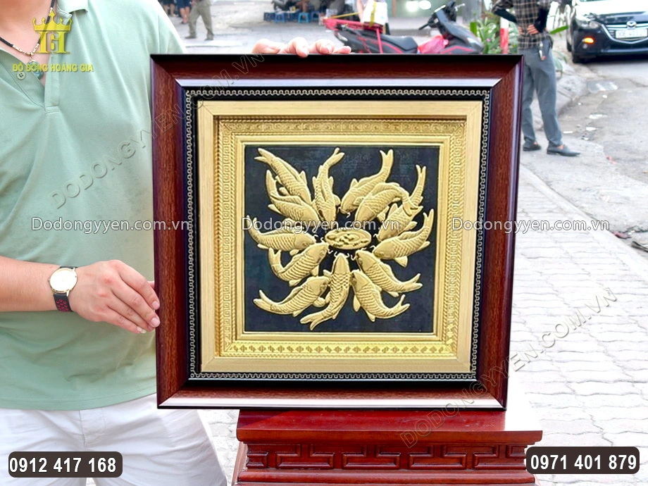 Nền tranh được sơn đen v&ocirc; c&ugrave;ng nổi bật
